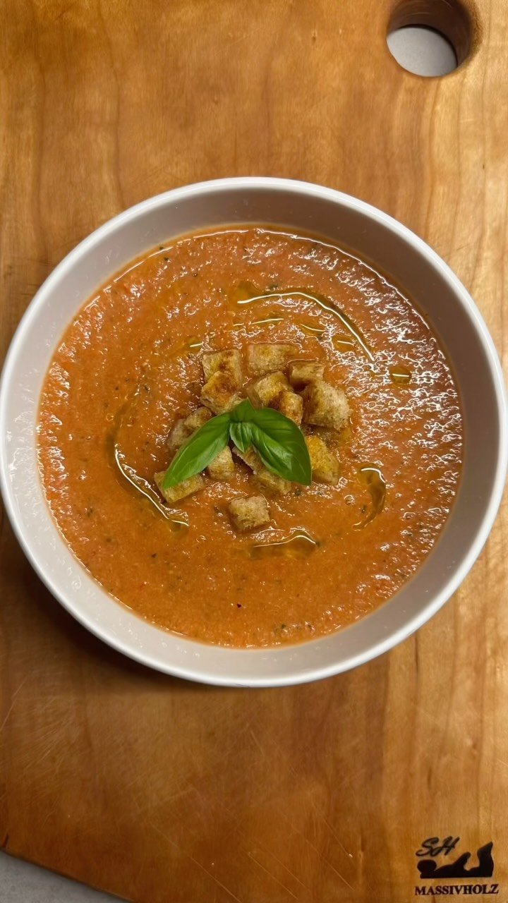 Eiskalte Gazpacho – mein Sommermoment im Glas.  Frische Tomaten, knackige Spitzpaprika, Gurke, rote Zwiebel, ein Hauch Knoblauch, Zitronenabrieb und ein Spritzer weißer Balsamico – alles gemixt, cremig, leicht und perfekt für heiße Tage.  Ein Löffel davon und du bist sofort irgendwo zwischen Andalusien und Leipzig.  Das Rezept findet ihr im Blog  #gastrole #foodblog #leipzig #rezeptimblog #gazpacho