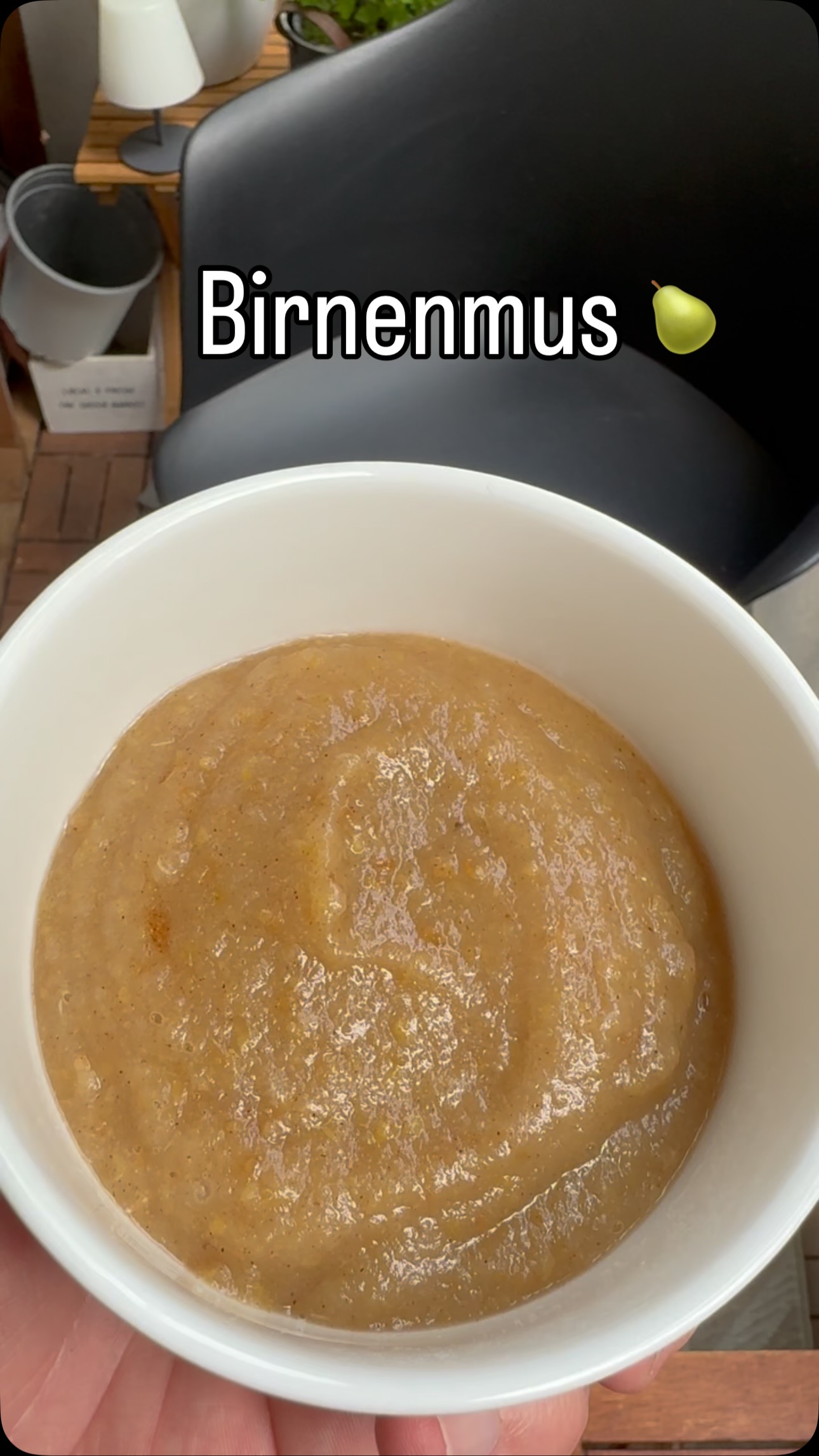Da Conny allergisch auf Äpfel reagiert, kann sie leider auch kein Apfelmus essen. Und das, wo ich total leckereres Apfelmus gekocht habe. Aber - wenn man die Äpfel mit Birnen austauscht - kommt ein leckeres Birnenmus heraus was uns fast noch besser schmeckt.  Im Laden bekommt man komischerweise so gut wie nirgends reines Birnenmus. Marktlücke?  #birnenmus #birne #apfelallergie #selbstkochen #rezept
