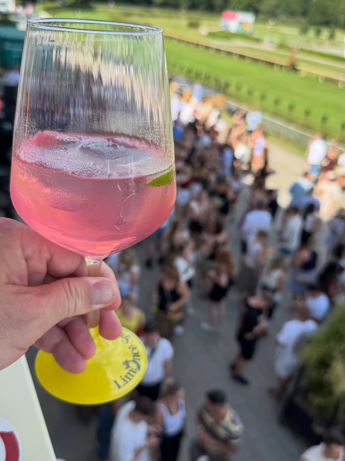 Coole Idee - Clubfeeling tagsüber und Open Air. #Coffeepartyxxlleipzig  Tolle Art die Woche ausklingen zu lassen.  Das Barkonzept müsste noch ein wenig überarbeitet werden. Speziell das Konzept mit den zwei Schlangen ohne Beschilderung sorgt bei vielen für Verwirrung.  Aber wir kommen gern wieder.  #leipzig #party #openair #filmnaechteleipzig