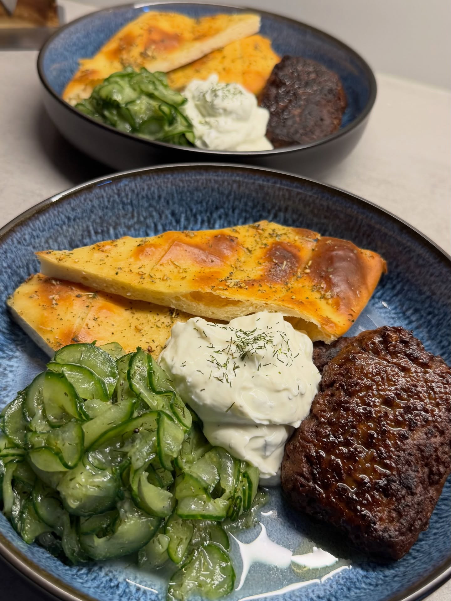 Conny hat zum testen veganes Bifteki von @lecker_is_lecker_bydeffi mitgebracht. Heute haben wir es dann mal auf den Teller gebracht zusammen mit Gurkensalat,  Gurken-Quark von @milram.de statt Tzatziki. Da die Fladenbrotregale gerade alle waren, habe ich kurzerhand eines selbst gebacken.  Was soll ich sagen, diese Bifteki schmecken echt mega lecker. Es gibt eine Füllung, aber die muss man schon suchen. Aber von der Aromenwelt - echt gut gemacht. Hätte ch es nicht gewusst, ist hätte gedacht ich esse Fleisch.  Versucht ihr auch gern mal was Neues und seid ihr solchen Produkten gegenüber auch offen oder meidet ihr es wie der Teufel Weihwasser?  #vegan #veggie #vegetarisch #leckerislecker #werbungaberselbstgekauft