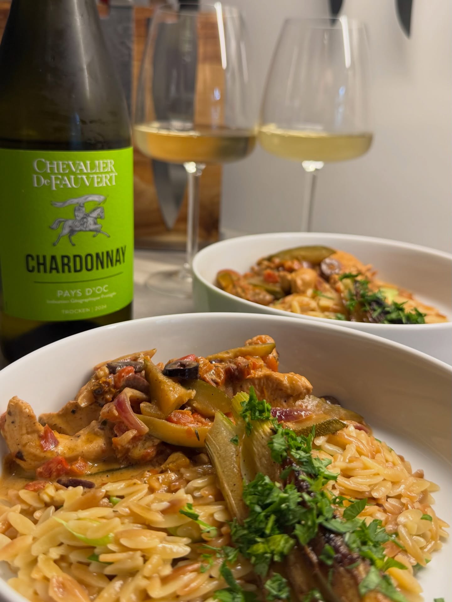 Der Wunsch von Conny war Geschnetzeltes vom Huhn mit Paprika statt Pilzen. Ihr Wunsch ist meine Rezeptvorlage.  Mediterran sollte es werden - also kam Zucchini, rote Zwiebeln, Paprika, mediterrane Kräuter und Tomaten und Knoblauch sowie Sardellen und Oliven zum Einsatz. Außerdem ein guter Schluck Weißwein und Cremé Fraiche. Begleitet wurde das ganze von einem Kritharaki-Risotto und geschmorten Fenchel.  Dazu passt hervorragend ein Chardonnay der mit seiner eleganten Säure und cremiger Textur perfekt mit den starken Aromen durch Sardelle und getrockneten Tomaten, Zwiebel und Knoblauch zurecht kommt.  #huhn #mediterran #chardonnay #food #wein