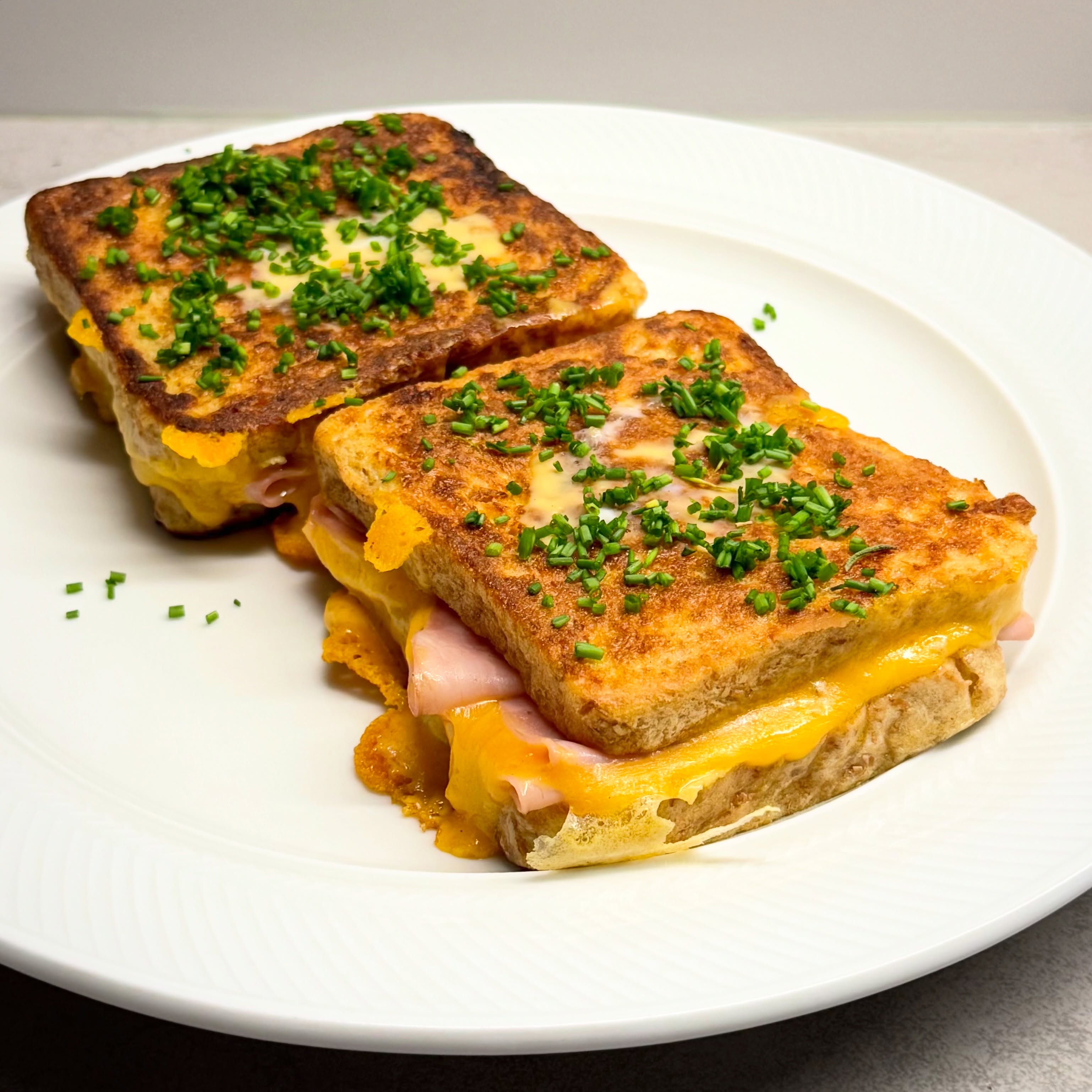 Auch sehr beliebt für ein schnelles Abendessen bei mir, ein französischer Klassiker, das Croque Monsieur. Und da ich ein kleiner Wiederporst bin, gab ich es mit englischem Cheddar zubereitet.  #abendessen #schnellegerichte #croquemonsieur #foodblog #leipzig