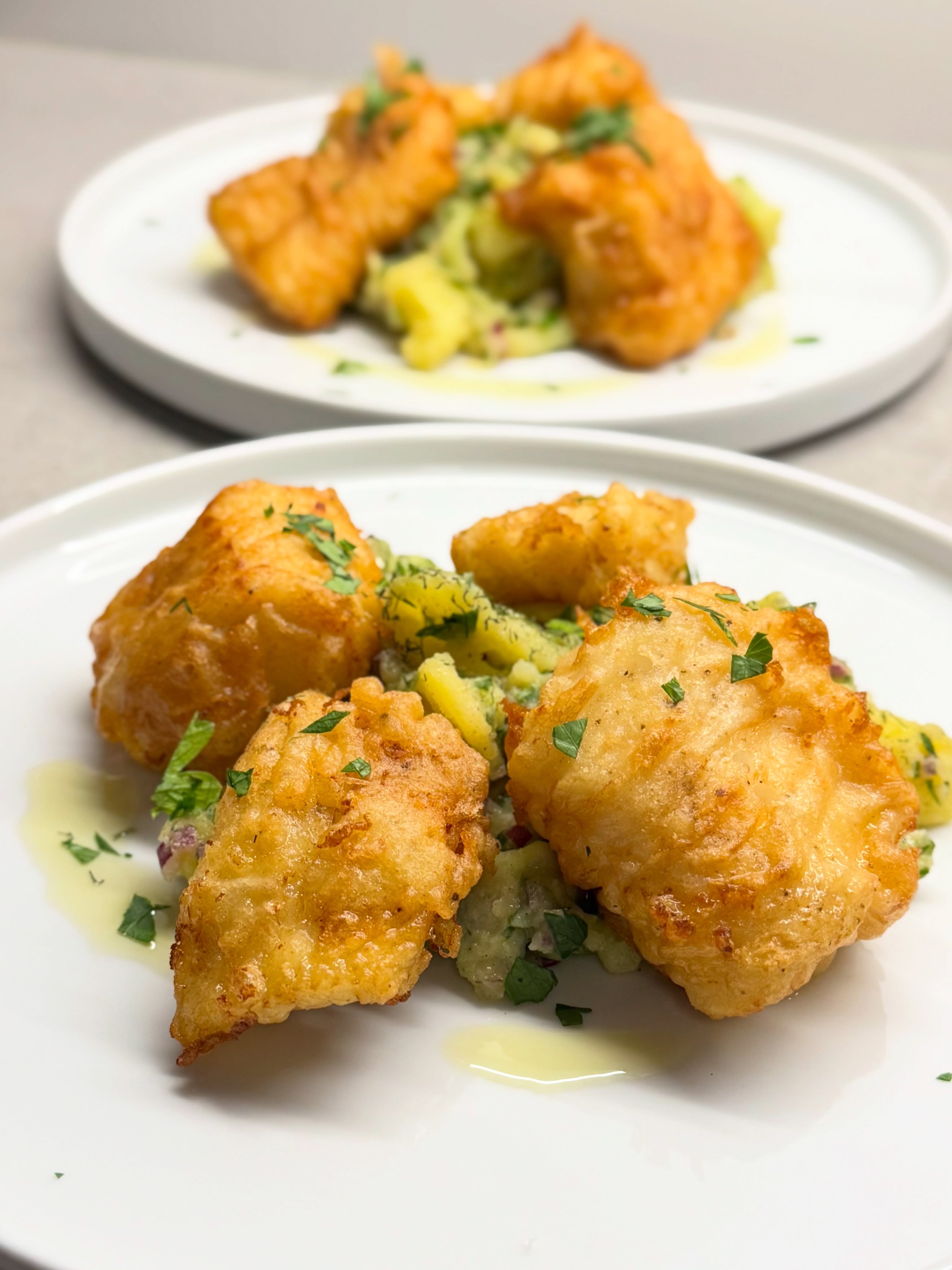 Heute hatte sich Conny Backfisch gewünscht. Erst hatten wir überlegt ob wir es wie Fish‘n‘Chips zubereiten. Wir haben uns dann für eine Version mit Kartoffel-Gurkensalat mit Essig&Öl entschieden. Etwas leichter als Mayonnaise oder Remoulade.  Der Kabeljau war super saftig und das Gericht hat Conny glücklich gemacht. Ziel erreicht, oder ?  #backfisch #kartoffelsalat #bierteig #simplecooking #simplefood