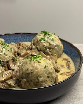 In der Woche hatte ich nach Baguette vom Wochenende übrig und auf der Karte im Bayrischen Bahnhof hatte ich letzten Sonntag erst wieder "Semmelknödel mit Rahmchampignons" gelesen. Also habe ich mir am Dienstag abend aus dem Baguette einen Semmelknödelteig gezaubert und eine schöne cremige Champignonrahmsauce dazu geköchelt. Ein leckeres und schnelles Gericht was auch nicht wirklich viel Arbeit macht, bis auf das Geschnibbel.  #veggie #schnellegerichte #abendessen #semmelknödel #pilzrahmsauce