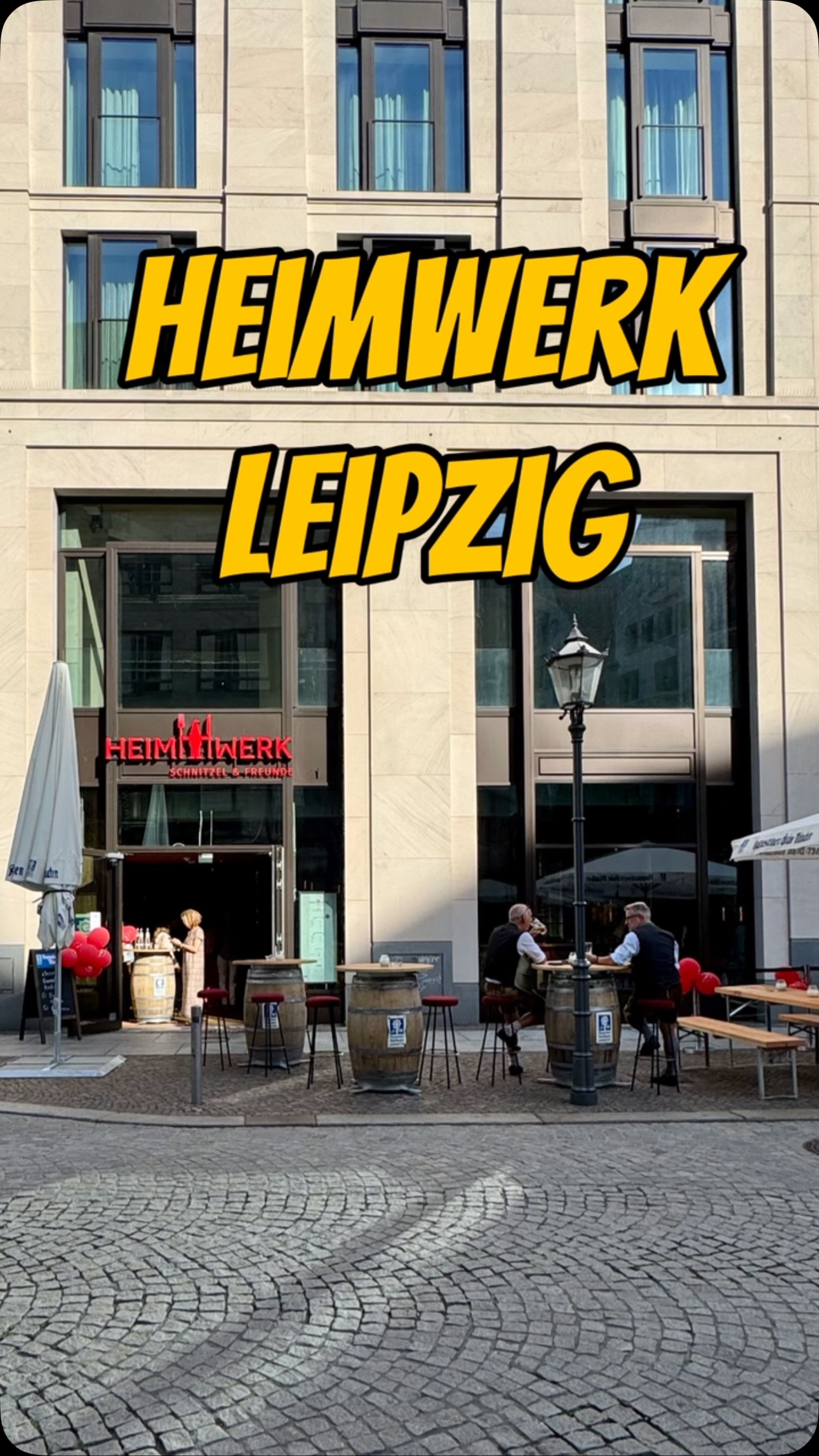 Neuzugang am Burgplatz: Das @heimwerkrestaurant ist da! 
Am Donnerstag war ich beim Grand Opening vom HeimWerk Leipzig im Petersbogen eingeladen – und was soll ich sagen? Ein richtig starkes Konzept für Leipzig!  Zur Begrüßung gab es erstmal leckere alkoholfreie Aperitifs und erfrischende Mango-Limo, bevor Geschäftsführer Archibald Graf von Keyserlingk uns Bloggern & Journalisten die Philosophie hinter HeimWerk vorgestellt hat:  * Echtes Handwerk: 100 % Frischküche – komplett ohne Fertigprodukte!
* Regionalität: Zutaten von Partnern aus der Region, wo immer es möglich ist.
* Flexibles Portionskonzept: Jedes Gericht gibt’s als kleineren „Snack“ (perfekt zum Teilen und Durchprobieren!) oder als „NorMahl“.
* Nachhaltigkeit im Detail: Es gibt sogar einen freien Trinkwasserbrunnen im Lokal, an dem sich jeder Gast kostenlos frisches Wasser zapfen kann.  Im Anschluss durften wir uns durch die fantastischen Kostproben schlemmen und den Abend bei gutem Wein & Bier ausklingen lassen.  Tolle Auswahl an Gerichten rund ums Thema Schnitzel und Alpenländische Küche. Gut 40% sind auch vegetarisch und vegan erhältlich. Ein kostenloser Trinkwasserbrunnen rundet das Angebot ab. Außerdem gibt es eine feine Auswahl an zuenftigen Bieren und ausgewählten Weinen und natürlich dürfen Cocktails auch nicht fehlen.  📍 HeimWerk Leipzig | Am Burgplatz / Petersbogen
💬 Habt ihr das HeimWerk schon entdeckt oder die Schnitzel-Vielfalt probiert?  #HeimwerkLeipzig #Leipzig #PetersbogenLeipzig #BurgplatzLeipzig #SlowFoodLeipzig  • Werbung •