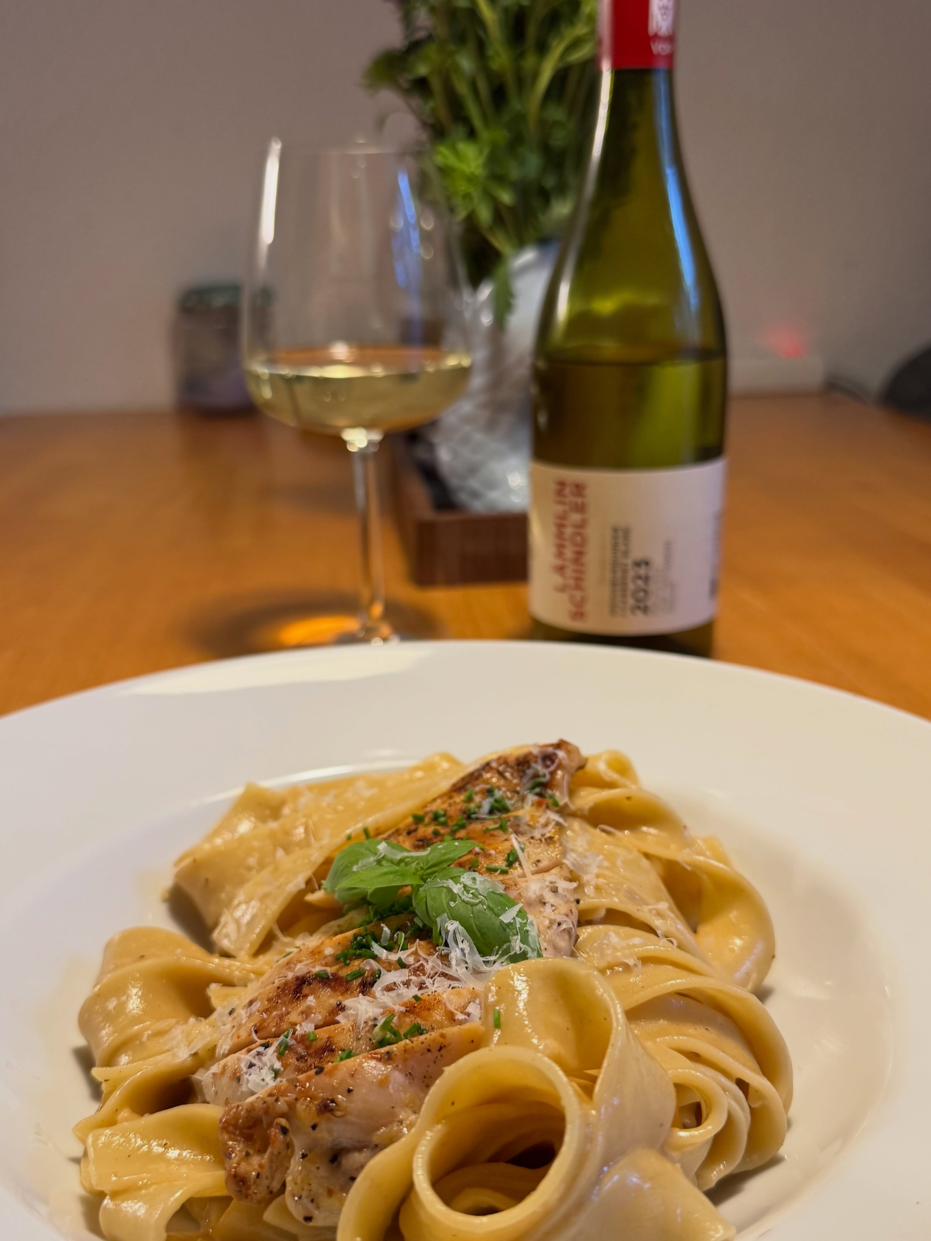 In der Gruppe der ehemaligen Teilnehmer der Küchenschlacht bin ich kürzlich über Chicken Alfredo gestolpert. Das machte mich neugierig was es mit „Alfredo“ auf sich hat. Am Ende eine Sauce aus Butter, Parmesan und Nudelwasser oder wie die Pasta-Queen Nadia es nennt „Tears of the Pasta God“.  Und in Amerika wurde dieses simple Gericht mit Hühnchen und Sahne erweitert. Eine mega leckere Kombi auf jeden Fall.  Dazu hatten wir eine tolle Cuvée aus Weißburgunder und Cabernet Blanc von Lämmlin-Schindler an dem Dierk aus dem En Gros & En Detail mit gewirkt hat.  #pasta #pastaalfredo #chickenalfredo #foodblog #leipzig