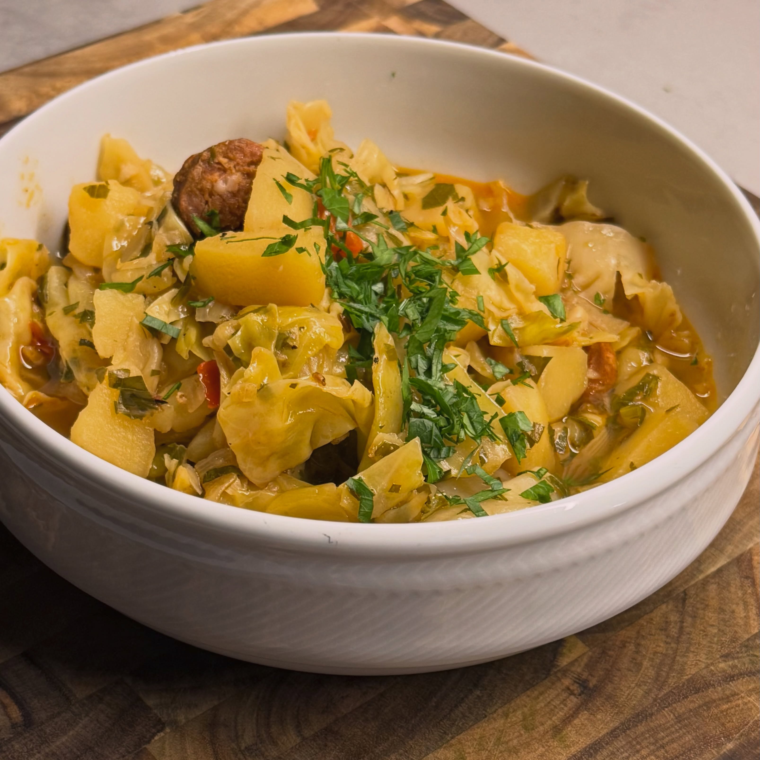 Für Eintopf ist es zwar noch etwas früh, aber ich wollte unbedingt etwas mit Chorizo, die wir noch im Frost hatten, sowie Spitzkohl und Kartoffeln machen. Aus den Beinscheiben die Conny letztens im Hofladen hier ums Eck gekauft hat, hatte ich ja Rinderbrühe gekocht die auch noch mit zum Einsatz kam.  Und wisst ihr was? Eintopf schmeckt auch im Spätsommer.  #spitzkohl #chorizo #kartoffel #eintopf #foodblogger