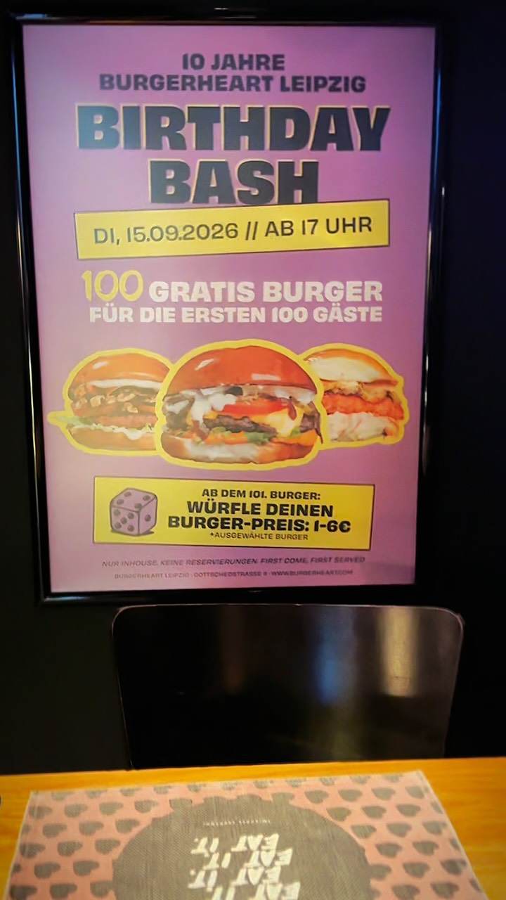 Wahnsinn, wie die Zeit vergeht! 🍔🎉  Ich kenne Philipp noch aus seinen Zeiten hinter der Bar im Enchilada – und jetzt feiert er einfach schon 10 Jahre Burgerheart Leipzig 🍾🔥  Am Dienstag, den 15. September ab 17 Uhr, steigt die große Geburtstagsparty und das Team lässt es richtig krachen:
🎁 Die ersten 100 Burger gehen aufs Haus 🍔
🎲 Danach entscheidet ihr mit einem Würfel selbst den Preis (1 € bis max. 6 €)
🎧 Live-DJ & kühle Drinks 🍹
👑 Gewinnspiel: Verlost wird eine goldene Burgerheart-Karte für 1 Jahr kostenlos Burger essen! 🍔💳  Wichtig: Keine Reservierungen! Wer zuerst kommt, isst zuerst. 😉  Seid dabei und feiert mit und stoßt auf die nächsten 10 Jahre an! 🥳  📍 Burgerheart Leipzig, Gottschedstraße 11
📅 Dienstag, 15. September ab 17 Uhr  #Burgerheart #Leipzig #BurgerheartLeipzig #Werbung