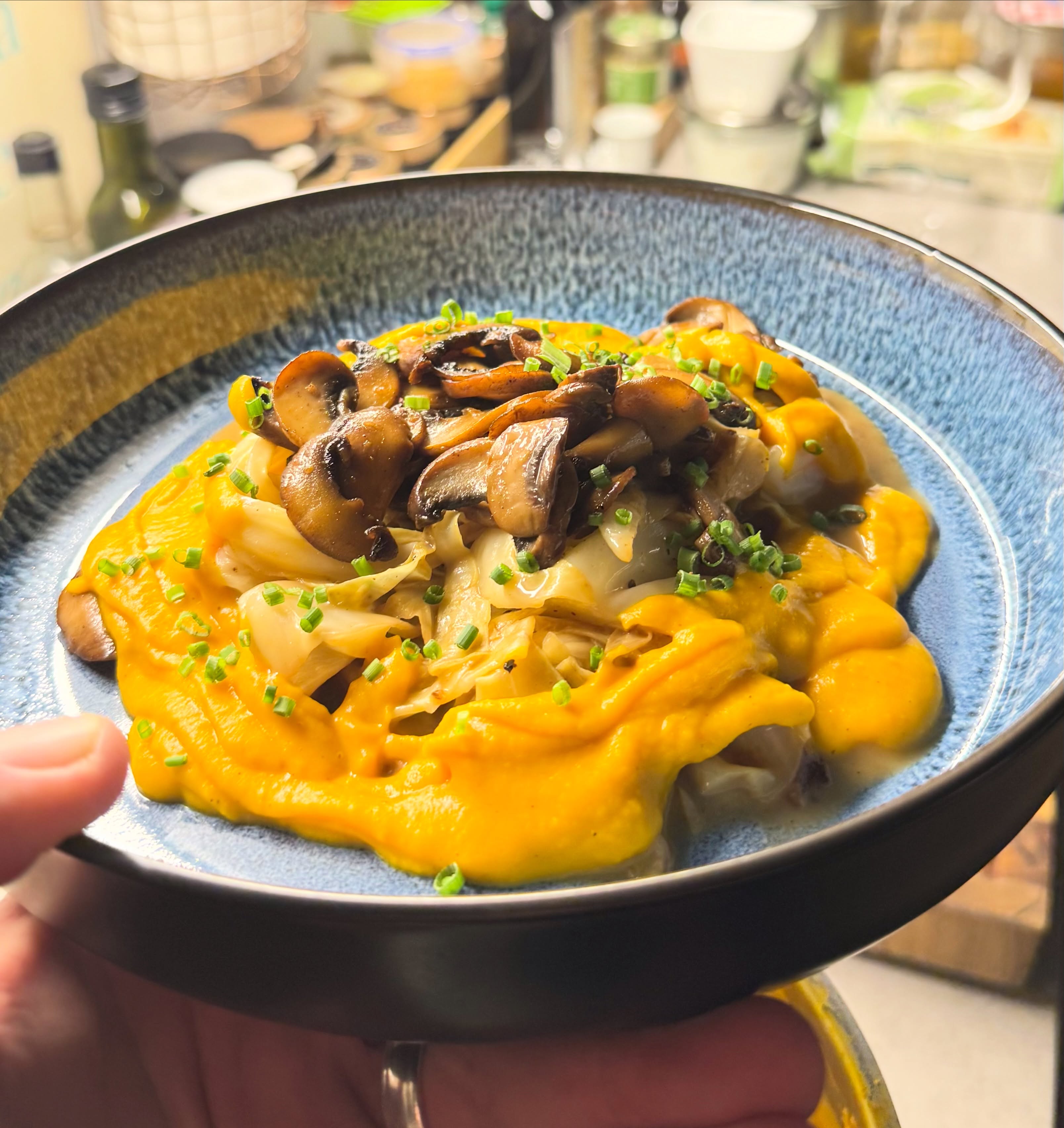 Herbstzeit = Kürbiszeit.  In der Küchenschlacht wurde kürzlich Geschmorter Safran-Spitzkohl mit Kräuterseitlingen und Süßkartoffel-Püree zubereitet. Ich hab dieses Gericht etwas abgewandelt und statt Süßkartoffel Kürbis genommen und statt Kräuterseitlingen einfach Champignons genommen. Den Safran habe ich einfach weggelassen.  Ein sehr schönes vegetarisches Gericht was man auch ohne Aufwand vegan zubereiten kann.  #vegetarisch #vegan #kürbis #foodblog #leipzig