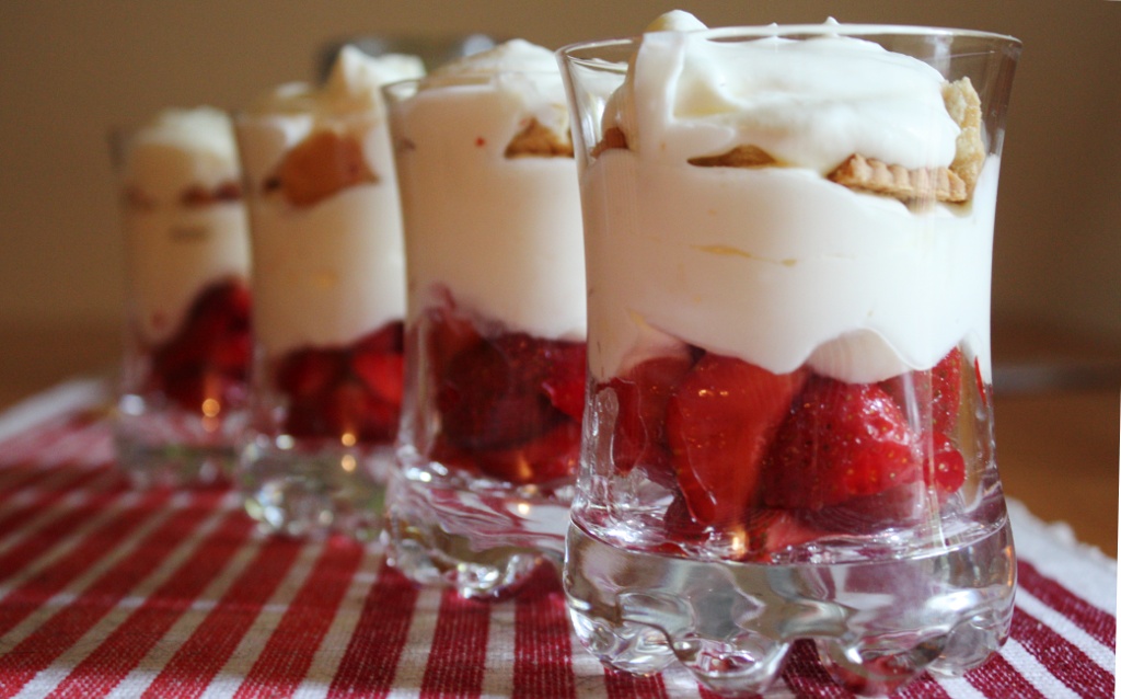 Erdbeeren auf Frischkäse-Joghurt-Creme