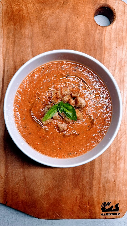Eine Schüssel eiskalte Gazpacho ist das perfekte leichte Sommergericht.