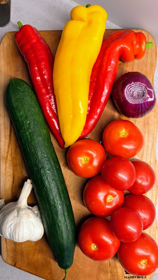 Gazpacho - mit wenigen Zutaten bekommt ihr eine frische kühle Gemüsesuppe.