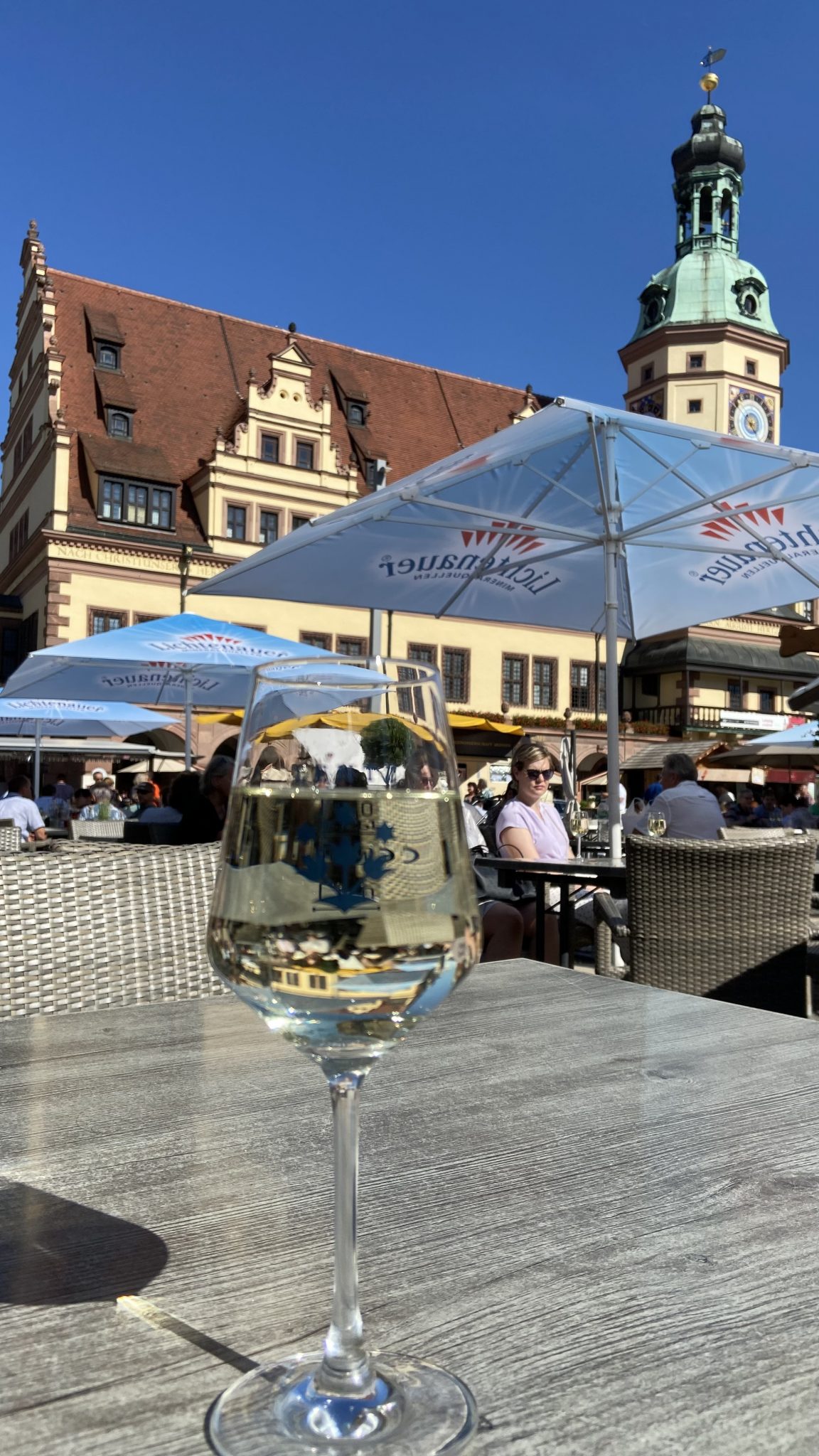 Ein Glas Wein beim Leipziger Weinfest auf dem Markt vorm Alten Rathaus