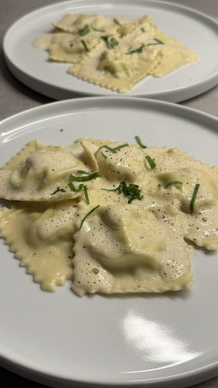 Ravioli mit Bärlauch-Frischkäse-Füllung und Parmesanschaum