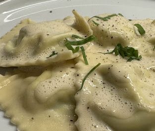Ravioli mit Bärlauch-Frischkäse-Füllung und Parmesanschaum
