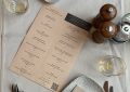 Tisch mit Geschirr und Bestellzettelkarte im Restaurant Syndeo im Hotel Innside by Melia in Leipzig