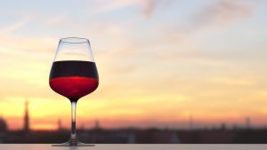 Weinglas vor Abendhimmel